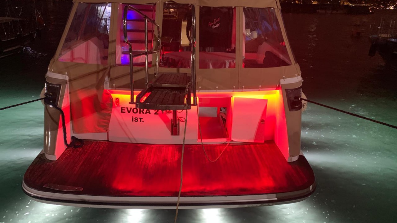 Motor yacht Evora 65 ft — photo 1