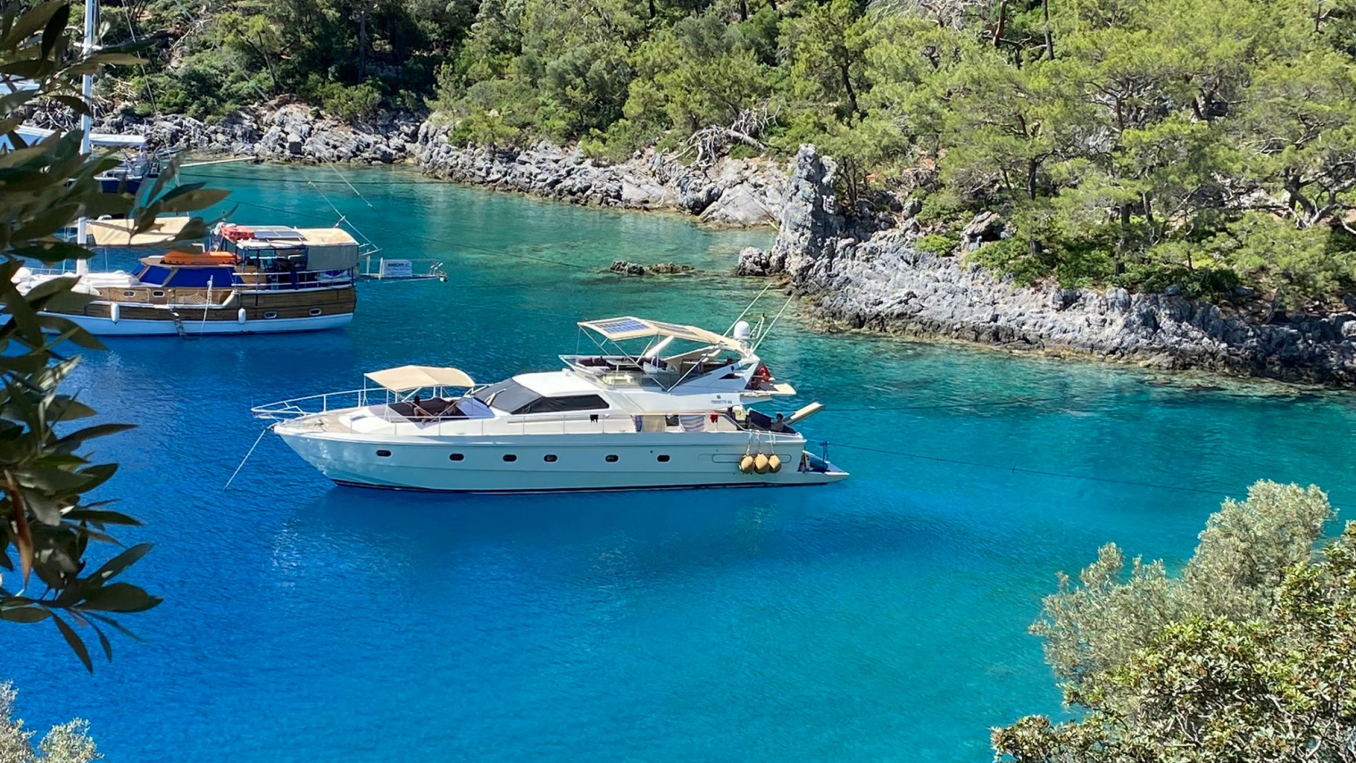 Motor yacht Ferretti 60 ft — photo 1