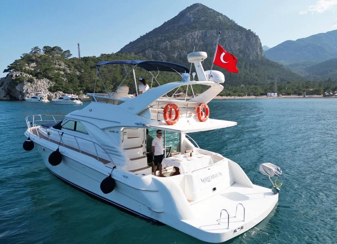 Motor yacht Beluga 55 ft — photo 1